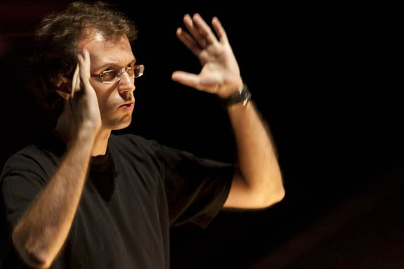 Santiago Serrate dirige al Sax Ensemble en el festival COMA20
